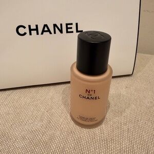Chanel N°1 De Chanel Revitalizing Foundation (Shade B10)